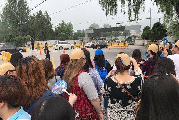 Những hình ảnh muôn kiểu fan đón thần tượng Kpop khi xuất ngũ