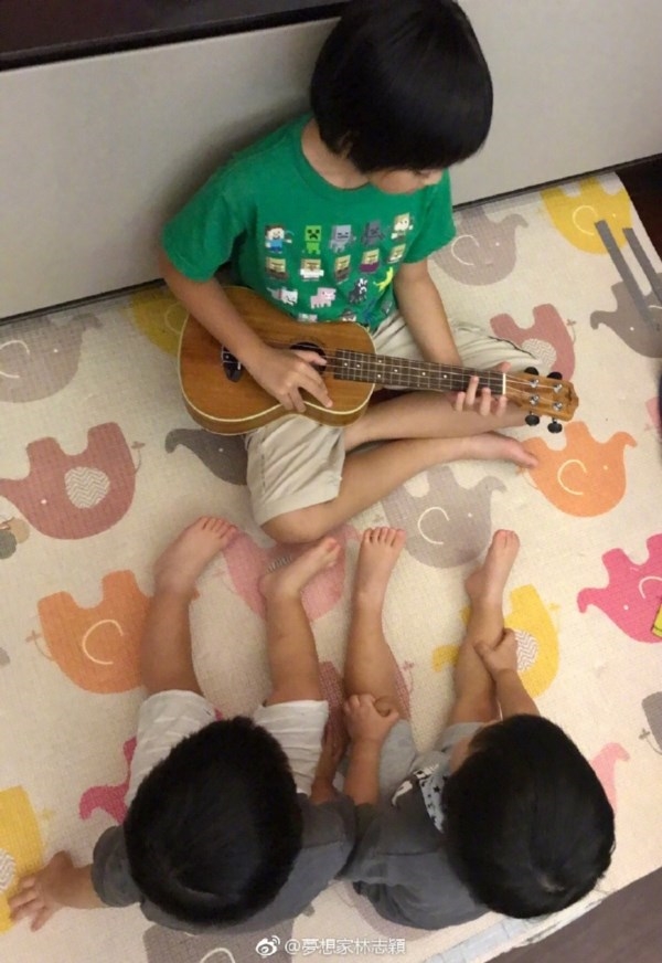 Tan chảy với cảnh Kimi nhà Lâm Chí Dĩnh chơi đàn cho 2 em đi ngủ