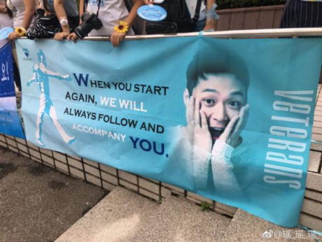 Những hình ảnh muôn kiểu fan đón thần tượng Kpop khi xuất ngũ