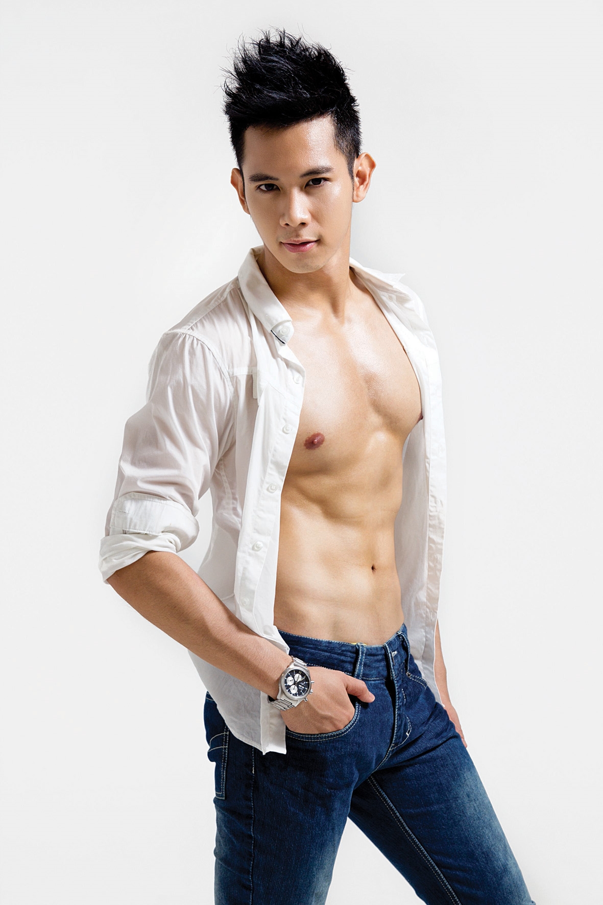Trong những bộ ảnh hay những bức ảnh tự sướng, hot boy mới của màn ảnh Việt luôn biết cách khoe những đường nét săn chắc, gợi cảm như một thế mạnh của mình.
