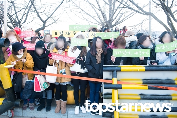 Những hình ảnh muôn kiểu fan đón thần tượng Kpop khi xuất ngũ