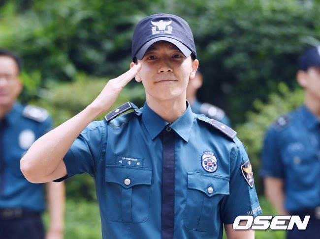 Những hình ảnh muôn kiểu fan đón thần tượng Kpop khi xuất ngũ