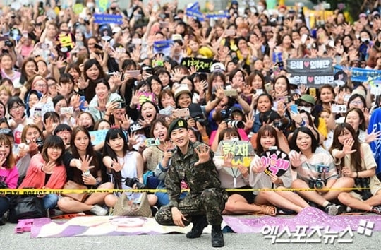 Những hình ảnh muôn kiểu fan đón thần tượng Kpop khi xuất ngũ