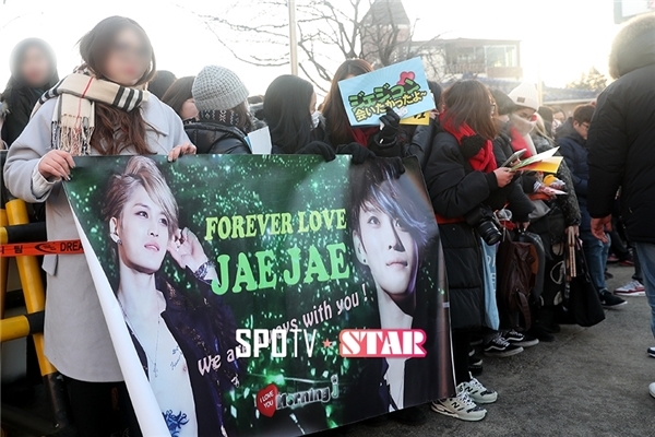 Những hình ảnh muôn kiểu fan đón thần tượng Kpop khi xuất ngũ