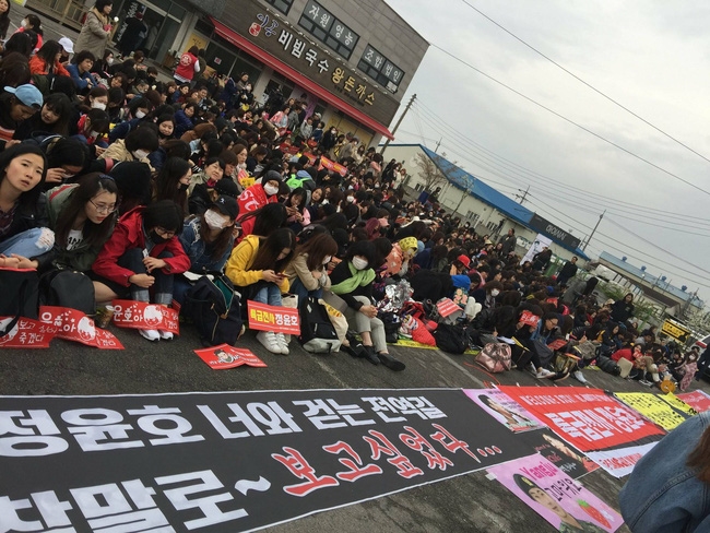 Những hình ảnh muôn kiểu fan đón thần tượng Kpop khi xuất ngũ