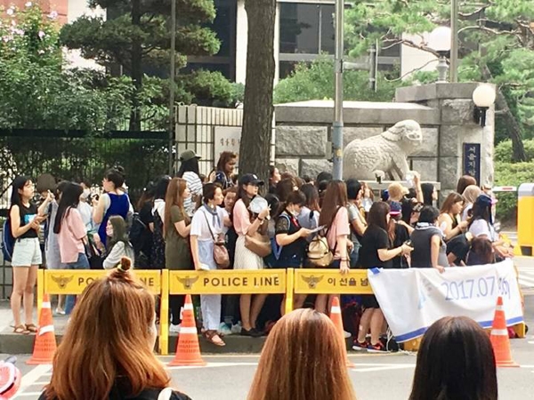 Những hình ảnh muôn kiểu fan đón thần tượng Kpop khi xuất ngũ