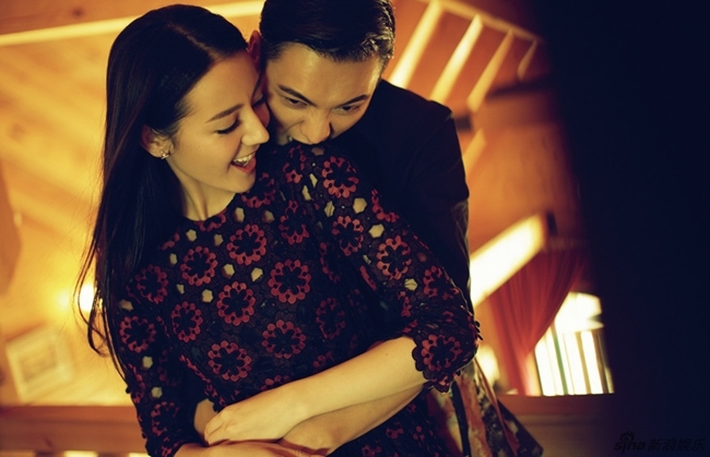 Địch Lệ Nhiệt Ba khiến fan đỏ mắt ghen tị với dàn 'soái ca' vây quanh