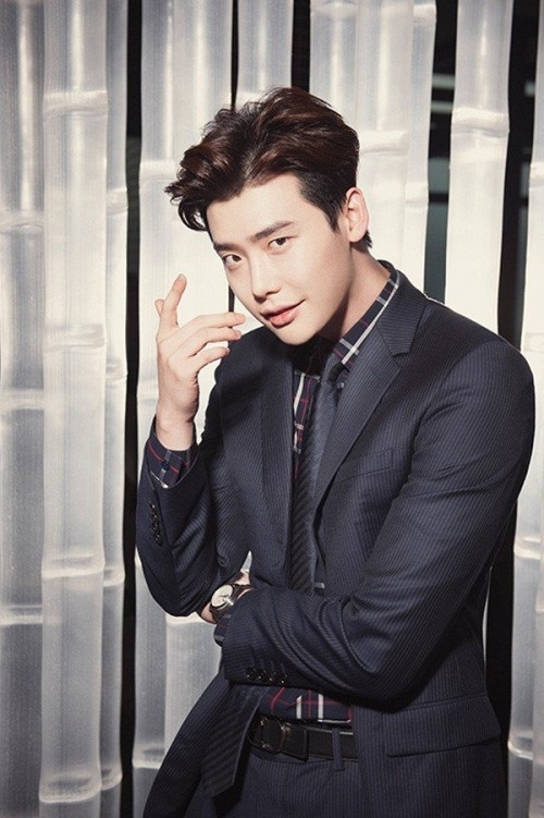 Hình ảnh của Lee Jong Suk trong Khi Nàng Say Giấc.