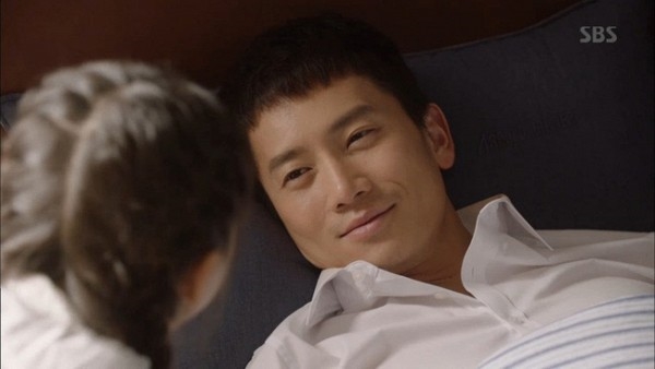 Công tố viên Park Jung Woo bị vu oan giết người trong Bị Cáo.