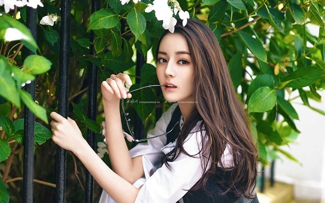Địch Lệ Nhiệt Ba khiến fan đỏ mắt ghen tị với dàn 'soái ca' vây quanh
