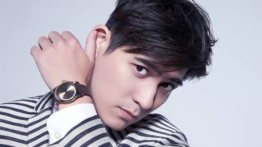 Địch Lệ Nhiệt Ba khiến fan đỏ mắt ghen tị với dàn 'soái ca' vây quanh