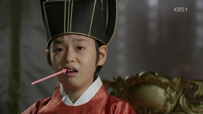 Những đồ dùng hiện đại “đi lạc đường” vào phim cổ trang Hàn Quốc