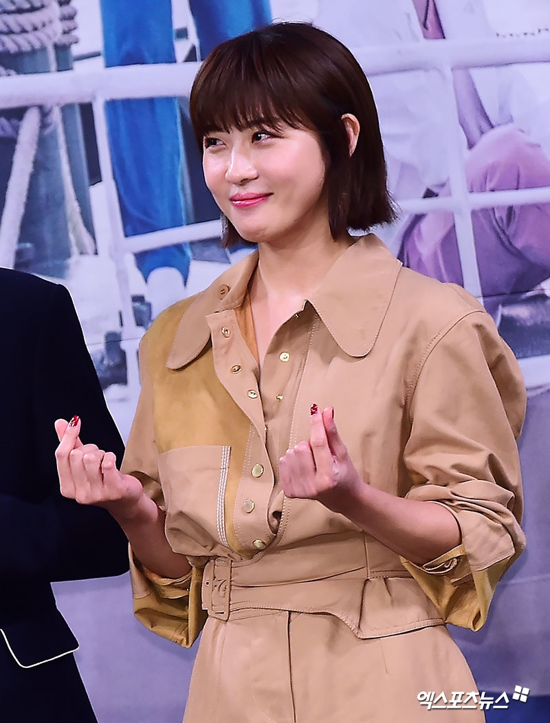 Ha Ji Won sánh đôi trai trẻ Kang Min Hyuk trong họp báo phim mới