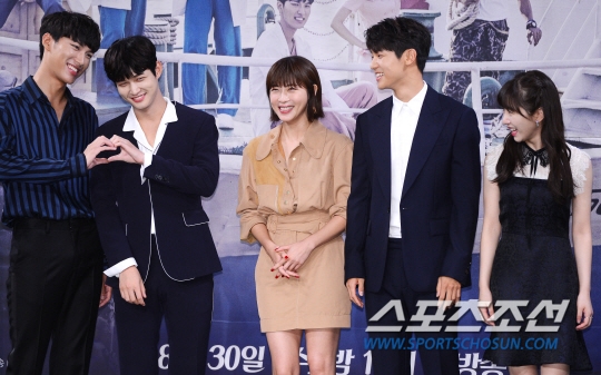 Ha Ji Won sánh đôi trai trẻ Kang Min Hyuk trong họp báo phim mới
