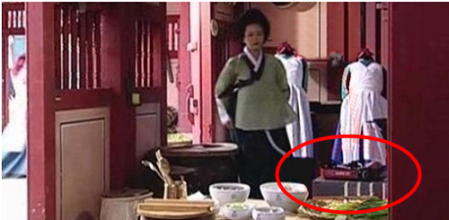Những đồ dùng hiện đại “đi lạc đường” vào phim cổ trang Hàn Quốc
