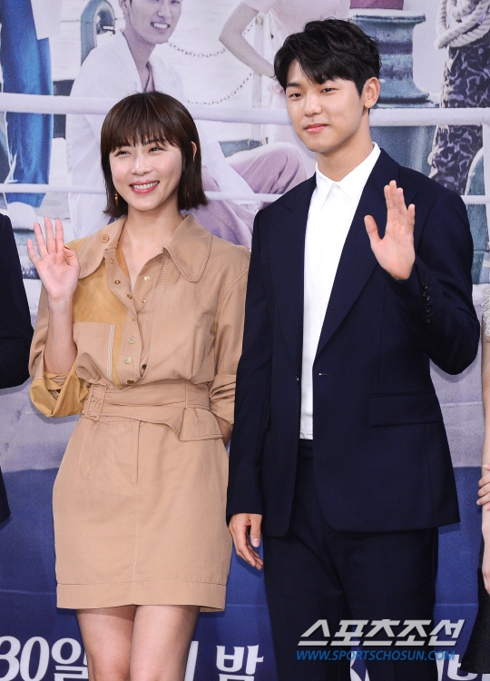 Ha Ji Won sánh đôi trai trẻ Kang Min Hyuk trong họp báo phim mới