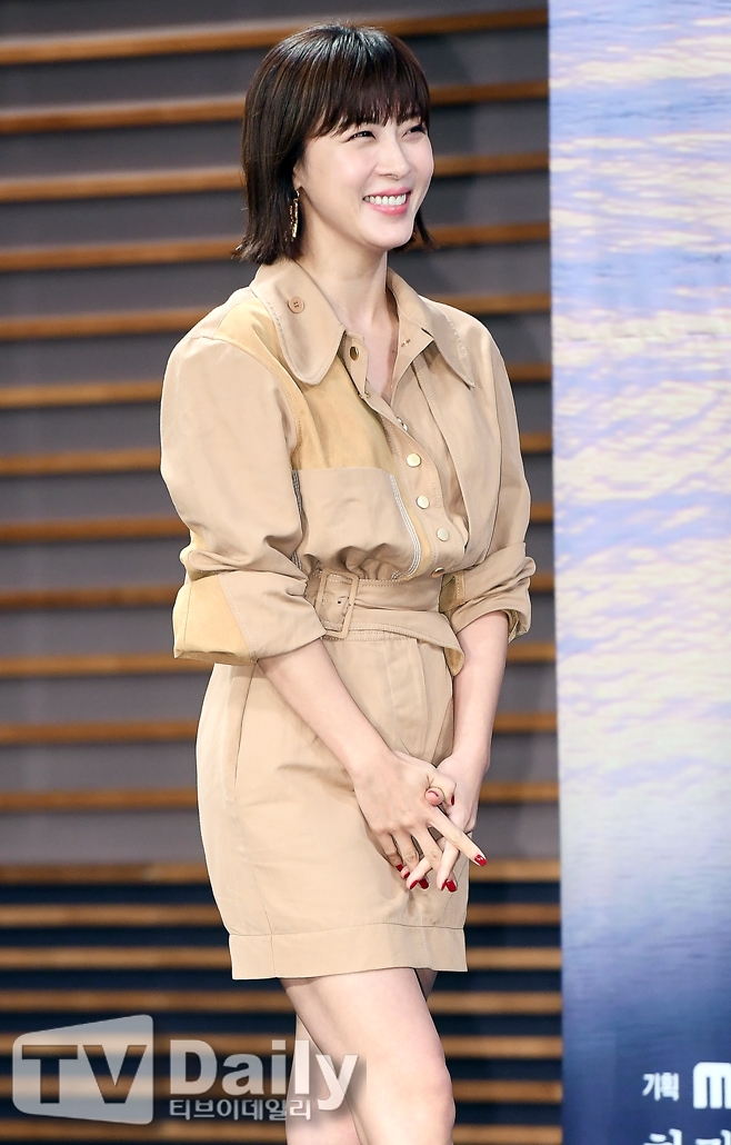 Ha Ji Won sánh đôi trai trẻ Kang Min Hyuk trong họp báo phim mới