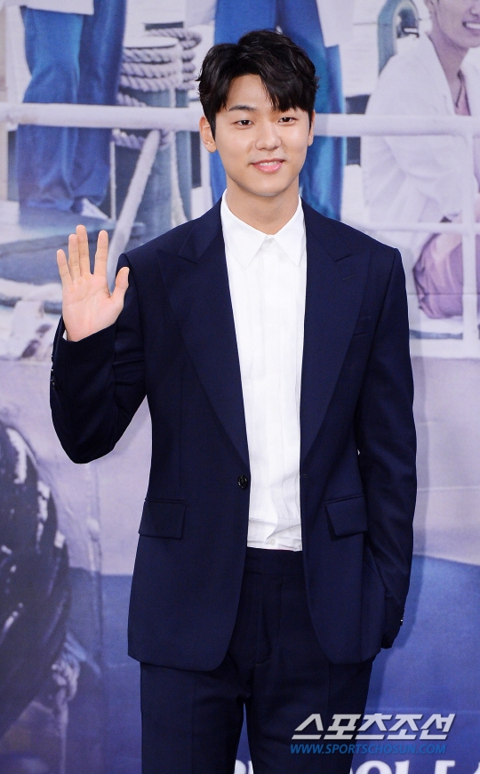 Ha Ji Won sánh đôi trai trẻ Kang Min Hyuk trong họp báo phim mới