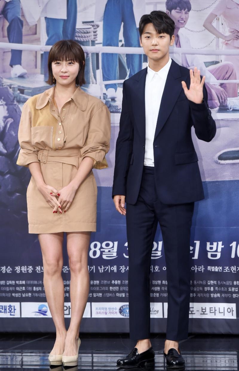 Ha Ji Won sánh đôi trai trẻ Kang Min Hyuk trong họp báo phim mới