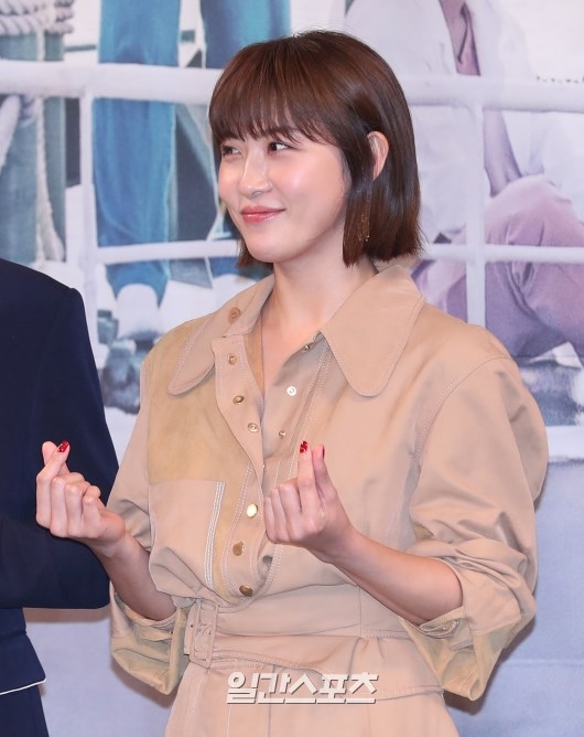 Ha Ji Won sánh đôi trai trẻ Kang Min Hyuk trong họp báo phim mới