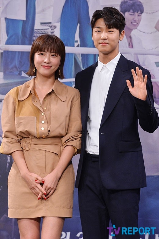 Ha Ji Won sánh đôi trai trẻ Kang Min Hyuk trong họp báo phim mới