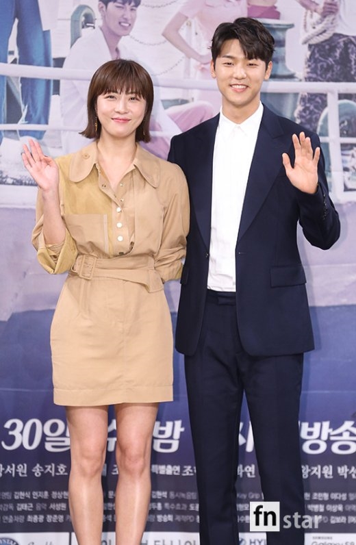 Ha Ji Won sánh đôi trai trẻ Kang Min Hyuk trong họp báo phim mới