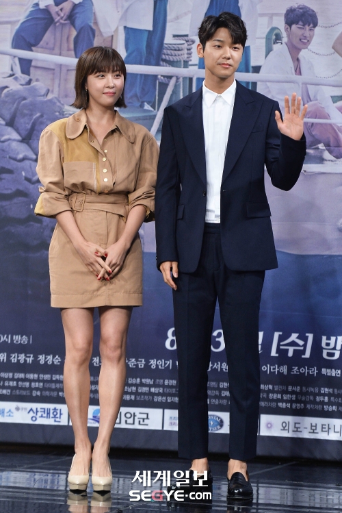 Ha Ji Won sánh đôi trai trẻ Kang Min Hyuk trong họp báo phim mới