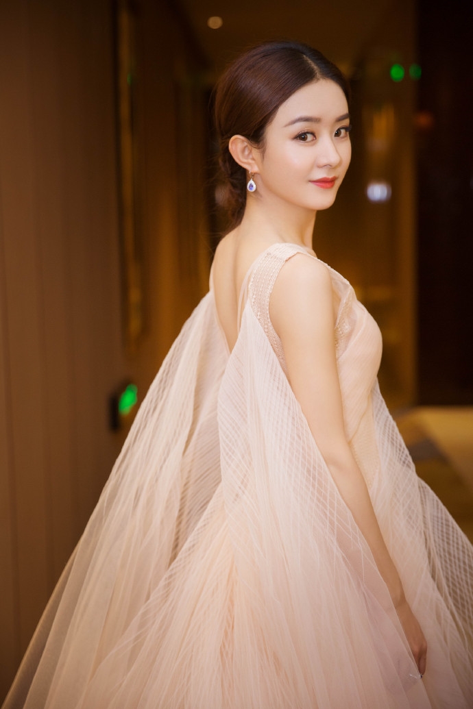Dù là kiểu tóc nào, Triệu Lệ Dĩnh vẫn xinh đẹp và thu hút đến kỳ lạ!