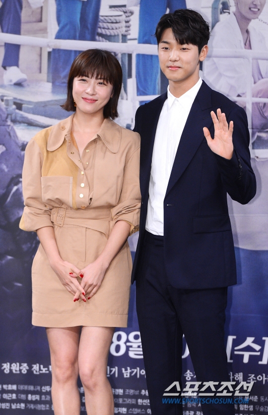 Ha Ji Won sánh đôi trai trẻ Kang Min Hyuk trong họp báo phim mới