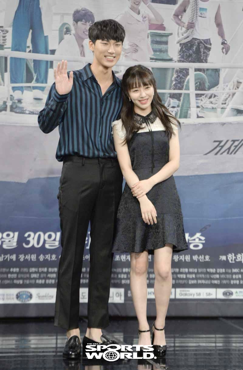 Ha Ji Won sánh đôi trai trẻ Kang Min Hyuk trong họp báo phim mới