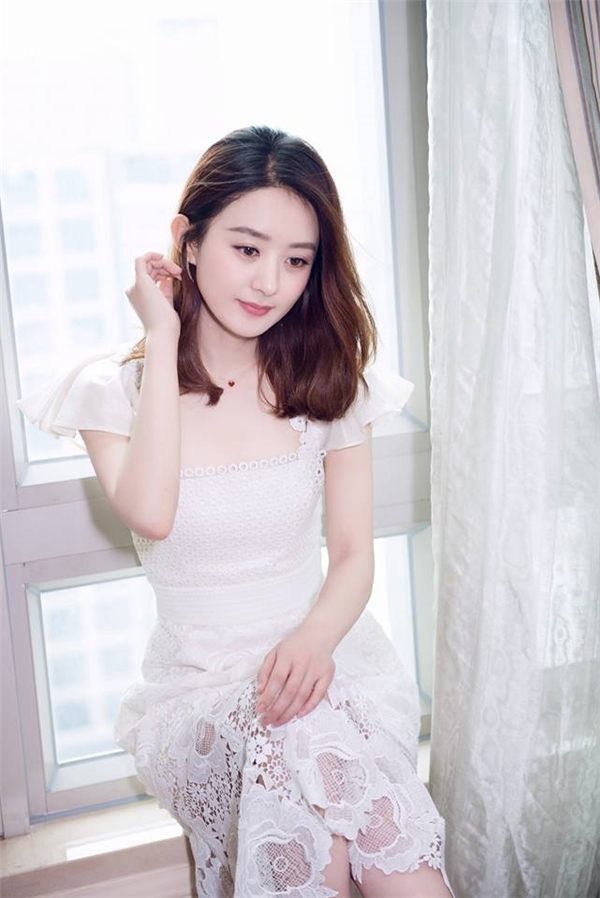 Dù là kiểu tóc nào, Triệu Lệ Dĩnh vẫn xinh đẹp và thu hút đến kỳ lạ!