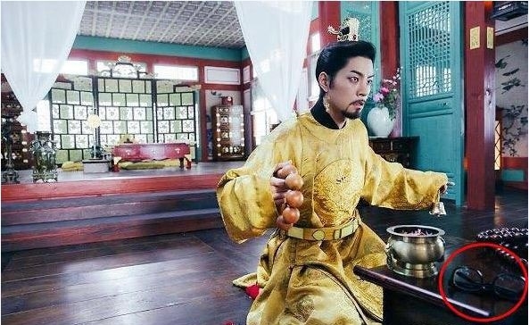 Những đồ dùng hiện đại “đi lạc đường” vào phim cổ trang Hàn Quốc