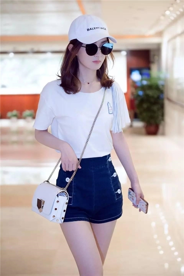 Dù là kiểu tóc nào, Triệu Lệ Dĩnh vẫn xinh đẹp và thu hút đến kỳ lạ!
