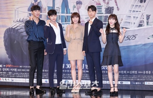 Ha Ji Won sánh đôi trai trẻ Kang Min Hyuk trong họp báo phim mới