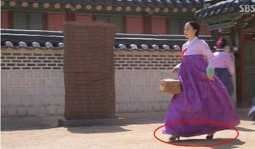 Những đồ dùng hiện đại “đi lạc đường” vào phim cổ trang Hàn Quốc