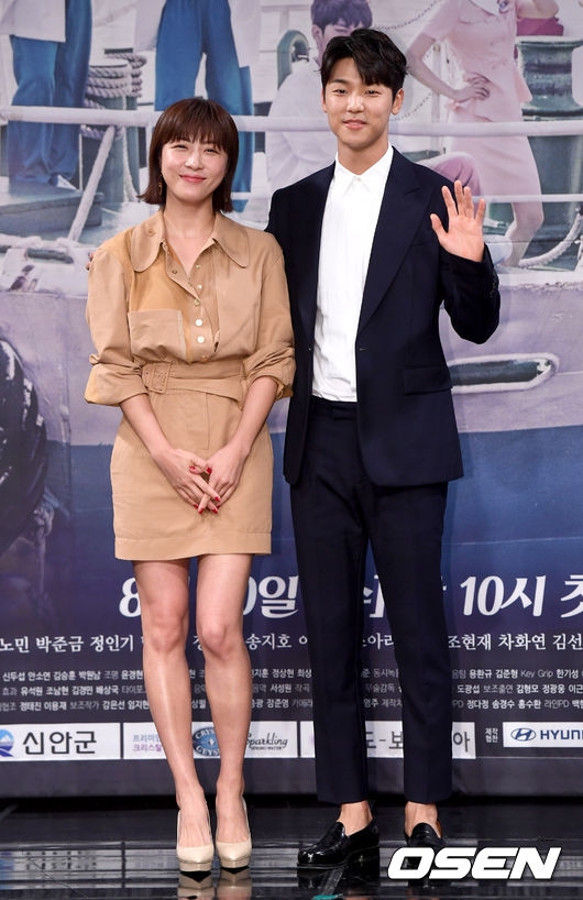 Ha Ji Won sánh đôi trai trẻ Kang Min Hyuk trong họp báo phim mới