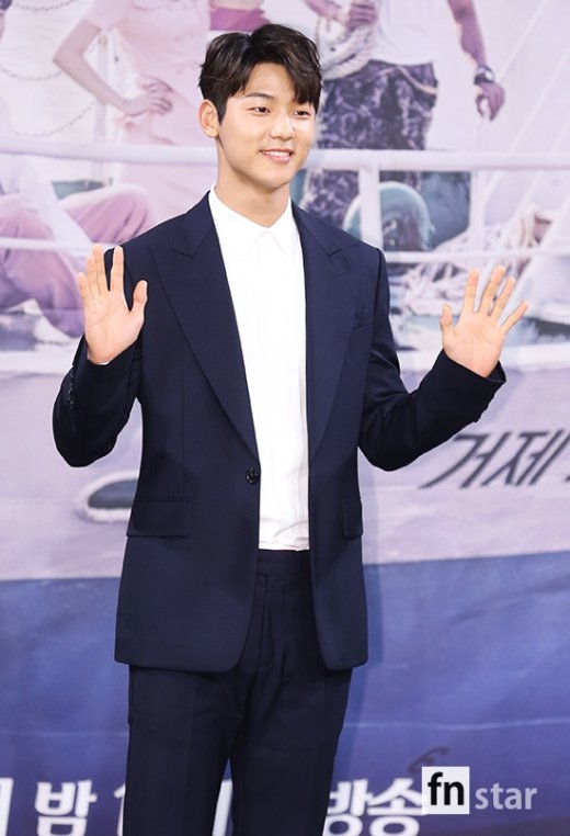 Ha Ji Won sánh đôi trai trẻ Kang Min Hyuk trong họp báo phim mới