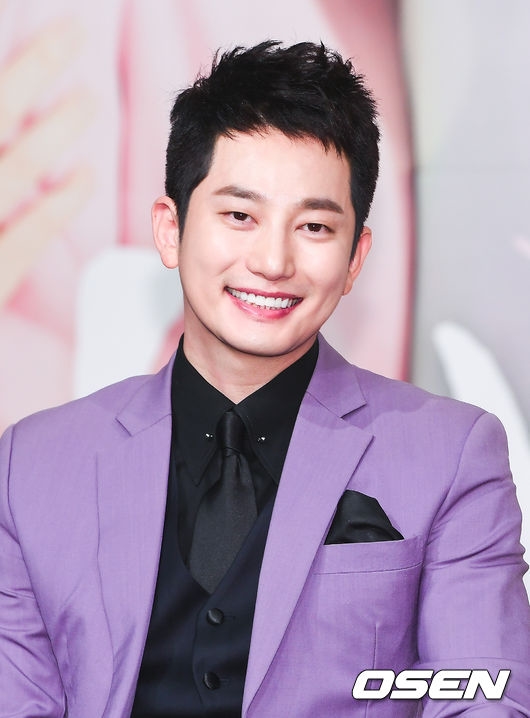Park Shi Hoo cúi người xin lỗi khán giả 4 năm sau scandal cưỡng dâm
