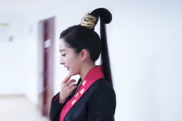 Dương Mịch hóa 'soái ca' trong tiệc sinh nhật sớm trên phim trường