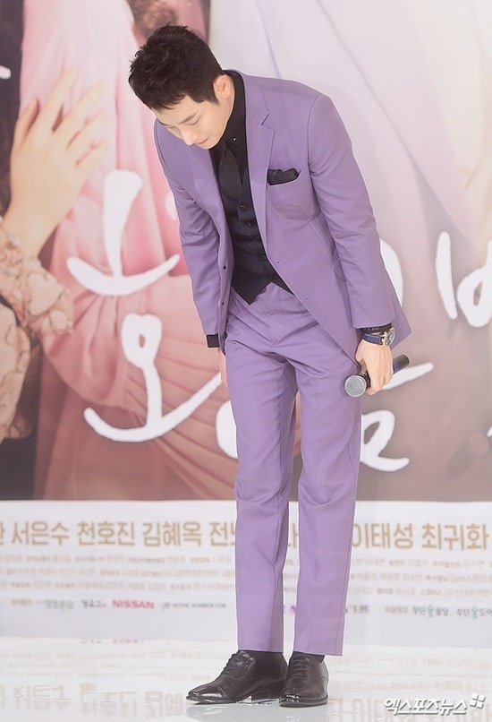 Park Shi Hoo cúi người xin lỗi khán giả 4 năm sau scandal cưỡng dâm
