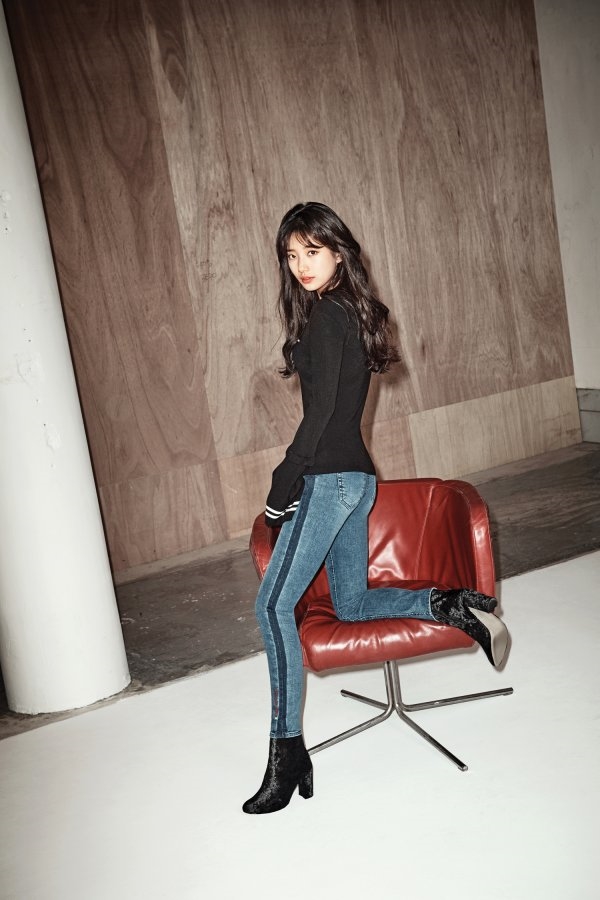 Yoona và Suzy cùng khoe chân dài dáng chuẩn trên tạp chí mới