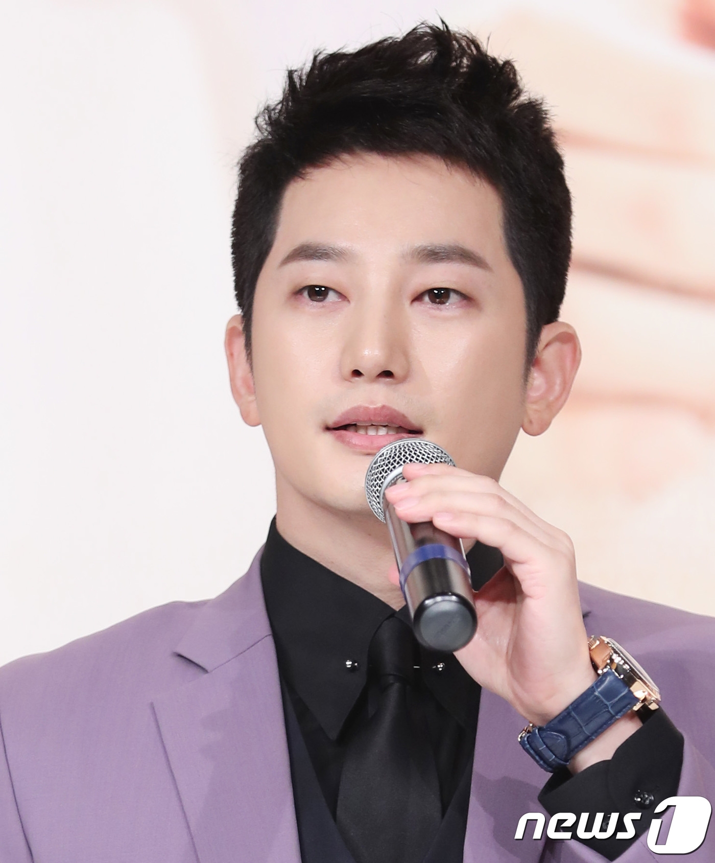 Park Shi Hoo cúi người xin lỗi khán giả 4 năm sau scandal cưỡng dâm