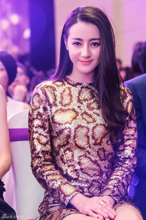 Quá hâm mộ Địch Lệ Nhiệt Ba, cô gái này đã bỏ tiền để PTTM giống idol
