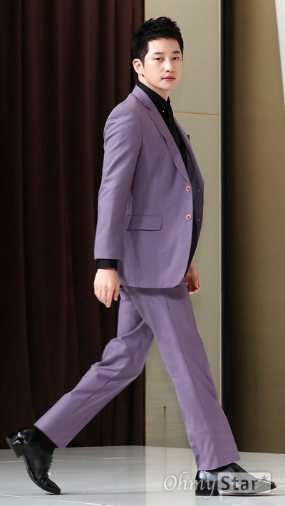 Park Shi Hoo cúi người xin lỗi khán giả 4 năm sau scandal cưỡng dâm