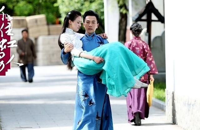 Các màn 'bế công chúa' từ phim ra đời thực khiến fan vỡ mộng cười ngất