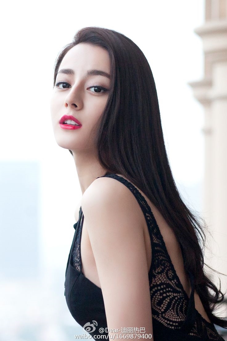 Quá hâm mộ Địch Lệ Nhiệt Ba, cô gái này đã bỏ tiền để PTTM giống idol