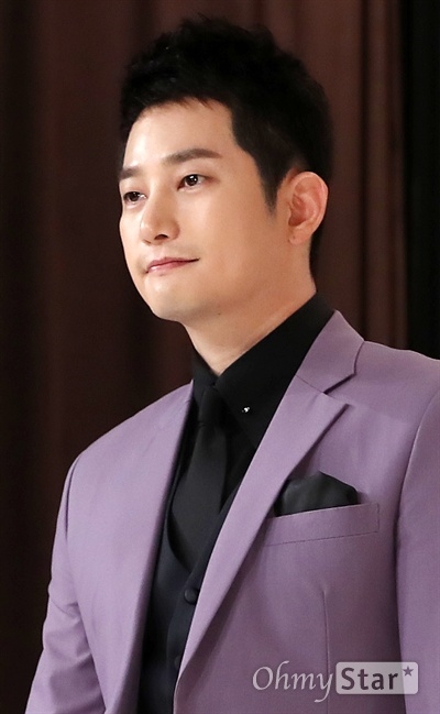 Park Shi Hoo cúi người xin lỗi khán giả 4 năm sau scandal cưỡng dâm
