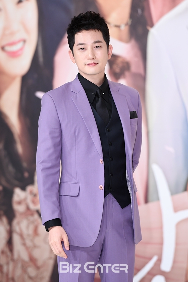 Park Shi Hoo cúi người xin lỗi khán giả 4 năm sau scandal cưỡng dâm