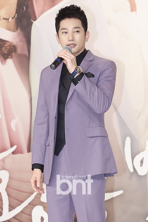 Park Shi Hoo cúi người xin lỗi khán giả 4 năm sau scandal cưỡng dâm