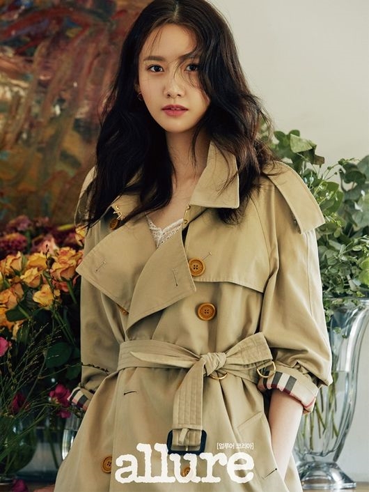 Yoona và Suzy cùng khoe chân dài dáng chuẩn trên tạp chí mới